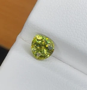 Gota de pera 1,01 quilates fina esfera verde amarillenta | Natural de Madagascar - Imagen 1 de 6