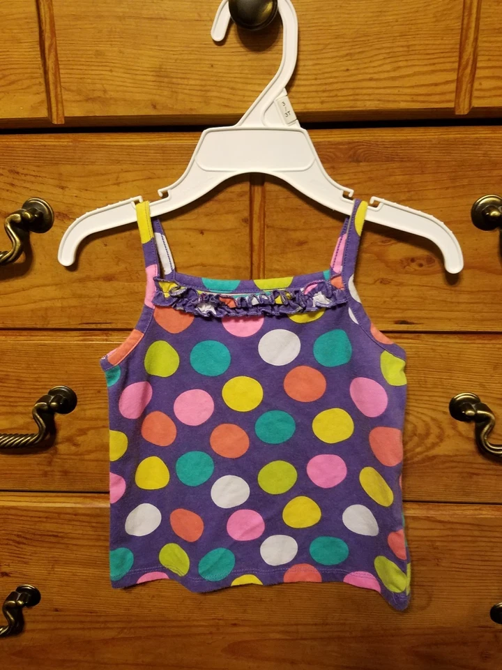 Camiseta sin mangas Wonderkids púrpura con círculos multicolores y volantes alrededor del cuello talla 2T  Foto 1 de 1