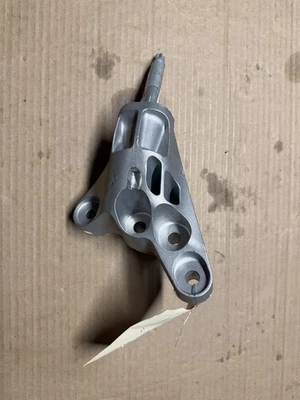 Soporte de montaje del motor delantero Promaster 1500 2500 3500 2016-2018 Mopar 6826449AA Foto 1 de 4