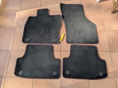 Набор из 4 напольных ковриков AUDI S3, A3 с красной строчкой в черном велюре - Изображение 1 из 4