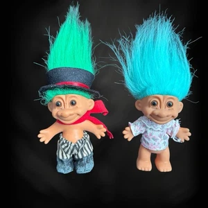 Canto di Natale Russ Troll Vintage Trolls Scrooge Green Hair Caroler Blue Lotto - Foto 1 di 8