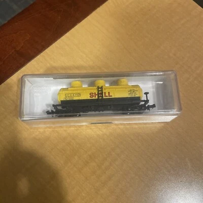 Model Power N Scale 3416 40ft Triple Dome Tanker Shell Oil SCCX #1105 - Image 1 of 3