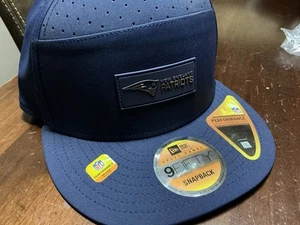 New England Patriots 2025 Sideline 9Fifty Cappellino SnapBack Nuova Era Blu Originale Nuovo - Foto 1 di 13
