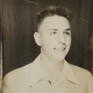 Fotomatón Hombre Joven Corte de Pelo Plano Pelo Puntiagudo Estilo Moda Vintage - Imagen 1 de 4