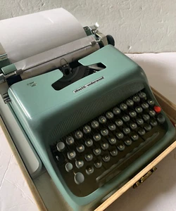Vintage Olivetti Underwood Studio 44 Handschreibmaschine mit Koffer Barcelona Spanien - Bild 1 von 19