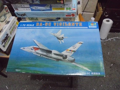 Trompetista TRP01616 1:72 RA-5C Vigilante #1616 con calcomanías adicionales Foto 1 de 2
