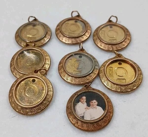 8 Vintage goldfarbene runde individuelle Foto Bild Mini Medaillon Anhänger Andenken* - Bild 1 von 11