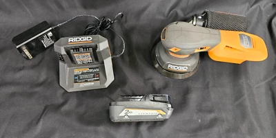 Lijadora orbital aleatoria Ridgid R870651 18V subcompacta de 5" con cargador y batería de 2Ah Foto 1 de 4