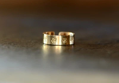 Золотое заполненное кольцо на носок с маргаритками с ручным штампом - изящное кольцо миди - изящное - Изображение 1 из 4