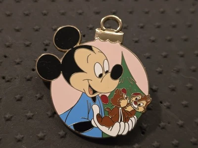2025 Disney Pluto’s Christmas Tree Misterioso Ornamento Pin Mickey Holding Chip Dale Foto 1 de 2