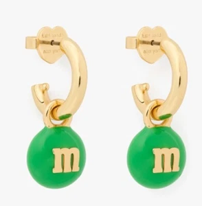 Pendientes Huggie Kate Spade M&M Verde M&m’s Charm Caramelo Novedad Joyería Nuevos con Etiquetas - Imagen 1 de 2