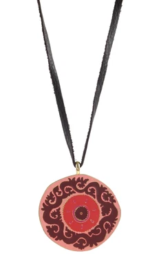 Nuevo Collar con Cordón de Cuero Colgante Medallón Suzani Rosa Marca Lucky, 30"L $59 Foto 1 de 4