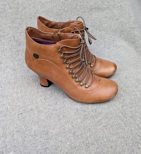 Hush Puppies Vivianna size 7 (wide) tan leather Victorian Steampunk style boots. - Picture 1 of 8