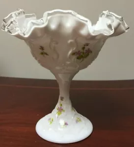 Precioso cuenco de pedestal de vidrio artístico Fenton/plato de caramelo firmado - Imagen 1 de 12