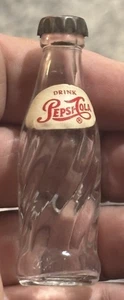 Botella Pepsi Cola Remolino Vidrio Miniatura 2.5" Mini Con Tapa y Etiqueta de Papel - Imagen 1 de 7