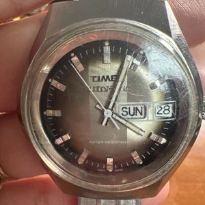 OROLOGIO DA POLSO VINTAGE 1979 TIMEX QUADRANTE DUE TONI AUTOMATICO VISCONTE? Graffi di cristallo - Foto 1 di 8