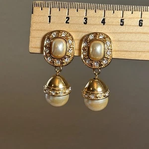Pendientes Liz Claiborne Clip-on LCi Vintage Colgantes Perla Imitación Tono Dorado Letrero - Imagen 1 de 7