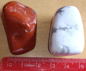2 Stück Roter und weißer Jaspis - je ca. 3 x 2 x 5 cm... poliert - Bild 1 von 1