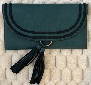 Lulus türkis Kunstleder Quaste Clutch Handtasche Boho geflochten Akzent Umschlag Tasche gebraucht, in einwandfreiem Zustand - Bild 1 von 4