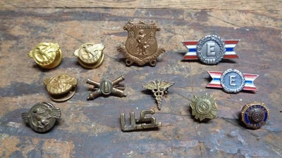 Lote de botones de descarga del ejército de Estados Unidos de colección de la Segunda Guerra Mundial y pasadores de solapa Homefront E Production Foto 1 de 2