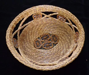 CESTA DE ARTE POPULAR VINTAGE DE AGUJA DE PINO Y CÁSCARAS DE PINO DE ERNEST A. BEARDSLEY - Imagen 1 de 17