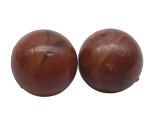 Pendientes con clip de media cúpula de plástico rojo mármol de colección J7B firmados de Hong Kong - Imagen 1 de 5