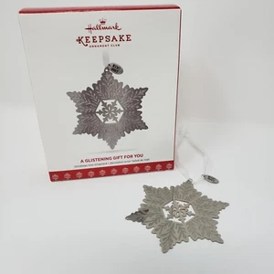 A Glistening Gift For You 2017 Hallmark Premier Club Exclusive Keepsake Ornament - Bild 1 von 4