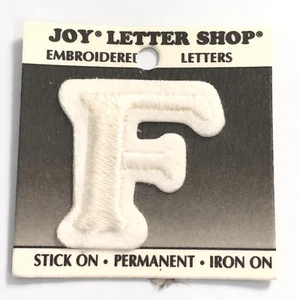 Joy Letter Shop weiß F 1,5" Bügelbild Stick On Patch Applikation Basteln - Bild 1 von 6