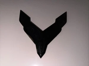 Corvette C8 2020-25 banderas cruzadas delanteras emblema carbono flash metálico GM 86563245 - Imagen 1 de 6