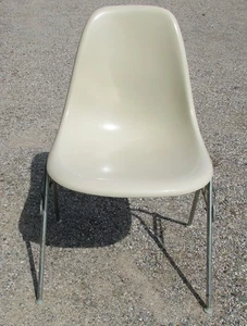 Vintage Authentic 1980s Herman Miller Ivory Color Fiberglass Shell Chair - Picture 1 of 24