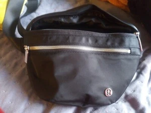 Lululemon Everywhere Belt Bag Waist Fanny pack Color Black Unisex Semi New Bag - Picture 1 of 4