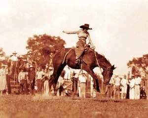 Pendleton Rodeo Reiten auf einem Bronc Pferd Cowgirl 8 x 10 Foto Vintage Rodeo Fotos - Bild 1 von 1