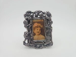 Cornice portafoto floreale decorata in metallo miniatura bambina tono argento 2 x 2,5 - Foto 1 di 4