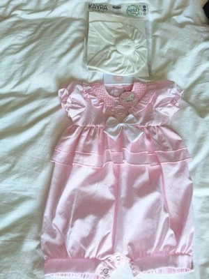 Mameluco de bebé Rock a Bye, gorras de bebé Kayra, vestido de bebé H+M Foto 1 de 4