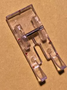 Un piede trapuntato in plastica trasparente 1⁄4 per macchina da cucire Necchi si adatta a molti modelli - Foto 1 di 6