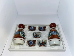 Set sake Kutani con 2 tokkuri e 5 ochoko vintage anni 60 design fiori uccellini - Foto 1 di 5