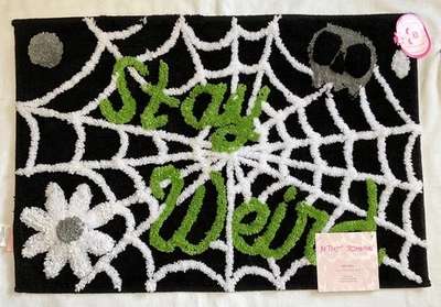 Alfombra de baño Betsey Johnson tela de araña STAY WEIRD NEGRO BLANCO VERDE 20 X 30 NUEVO EN PAQUETE Foto 1 de 2