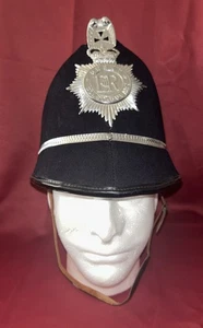 Casco Bobby polizia Gwent Constabulary vintage Regno Unito nero e argento con cinturino - Foto 1 di 24