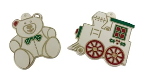 Juego de cortador de galletas vintage 1983 Avon Holiday tren oso adorno plástico pintado - Imagen 1 de 4
