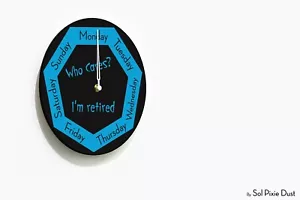 DayClocks - Wen interessiert das? I'm Retired - Heptagon schwarze & blaue Wanduhr - Bild 1 von 4