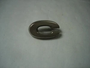 Chevrolet Corvair 1962 OEM capó de metal cromado emblema letra "C" - Imagen 1 de 4