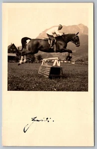 RPPC 1938 ¿Alemania? Tarjeta postal con foto real publicada de jinete macho caballo saltador cazador H7 - Imagen 1 de 4