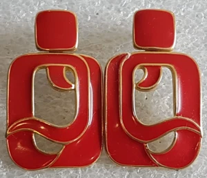 VTG COSTUME FASHION GOLD TONE RED ENAMEL SQUARE DANGLE PIERCE STATEMENT EARRINGS - Picture 1 of 10