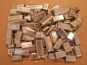 Lote (100) Surtidos Cristales de Cuarzo NUEVOS RAROS DE COLECCIÓN Oscilador Militar Xtal Jamón - Imagen 1 de 3