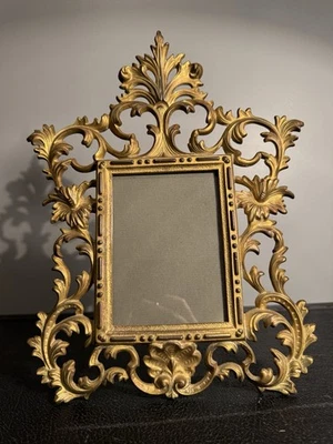 Antiguo marco de mesa vintage de metal bronce dorado ornamentado con vidrio Foto 1 de 4