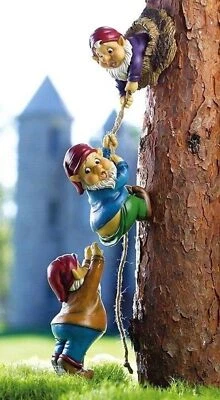Estatuas divertidas de jardín de gnomos trepadores decoración de árboles - ¡Ideales para el Día del Padre! Foto 1 de 2