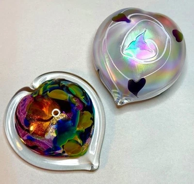 Juego de 2 pisapapeles corazón arte vidrio iridiscente y multicolor Foto 1 de 4