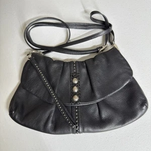 Bolso sin asas bandolera convertible plegable Brighton de cuero con tachuelas negro - Imagen 1 de 16