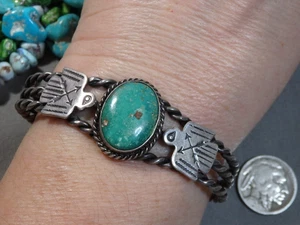 Bracelet ANCIEN Harvey époque NAVAJO Hachita TURQUOISE pièce argent THUNDERBIRD 32 g - Photo 1/12