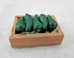 PEPERONCINI IN MINIATURA IN SCATOLA DI LEGNO - CASA DELLE BAMBOLE MERCATO DELLA SPESA - Foto 1 di 2